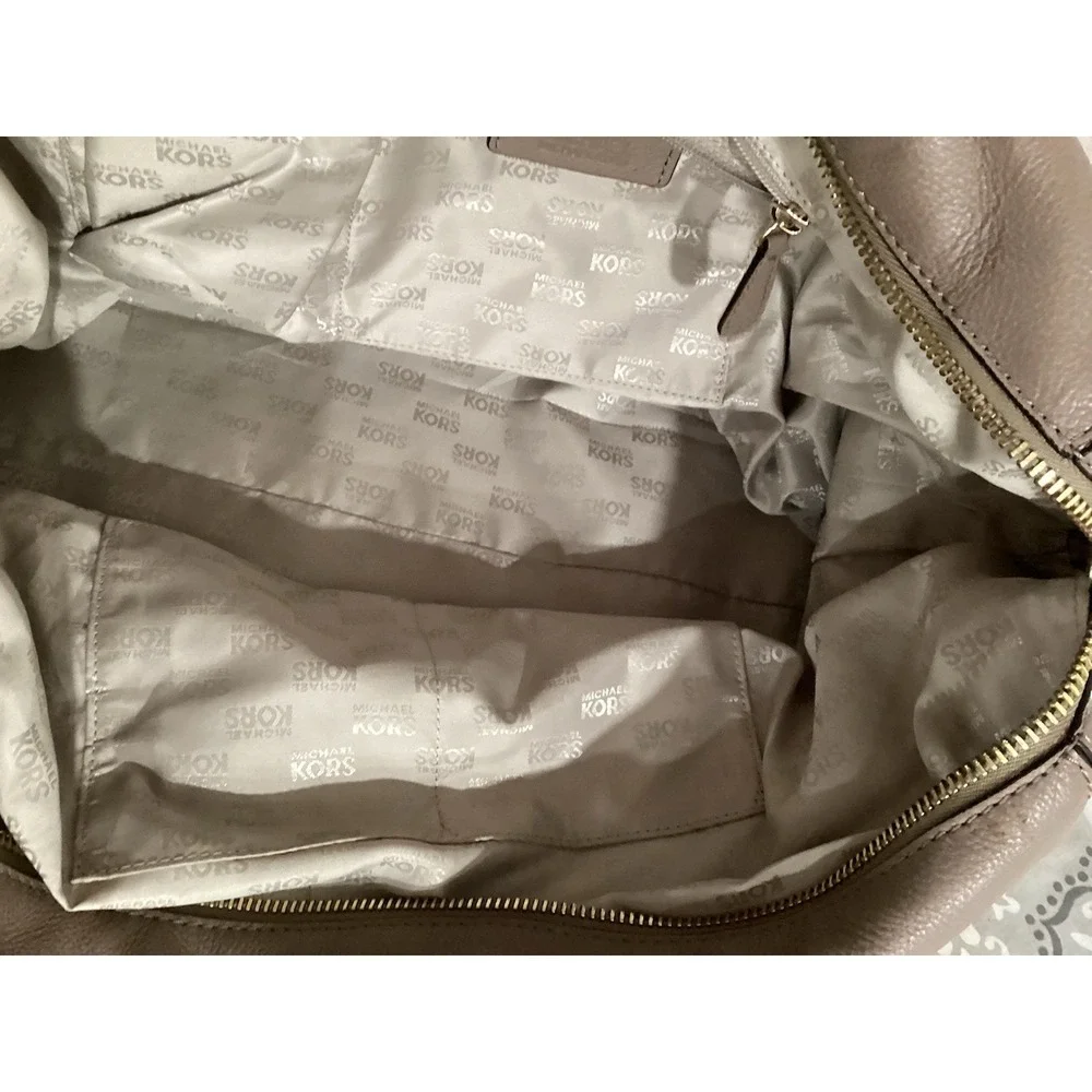 Authentic Michael Kors Hamilton Satchel Beautiful taupe 